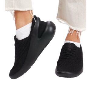 Kizik Women's Roamer in Blackout Size 6